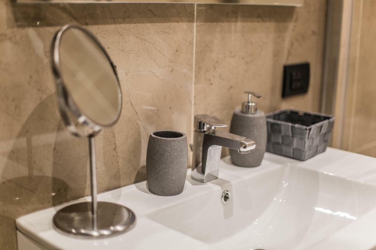 Castle Apartment Near Duomo Milan Bagian luar foto